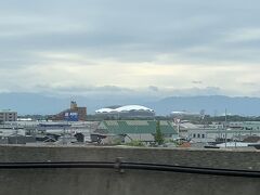 燕三条を過ぎるろ車窓からビッグスワンを望むことができる