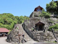 観世音寺は、岩盤の上に建立されています。
石段の上り口には一畑薬師が置かれ、鉱山で目を傷めた人の祈願所だったそう。