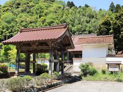 門前には「山吹城城門西本寺」と書かれています。
山吹城解体後、四門のうち追手門が龍昌寺の門として改造され、後に西本寺に移転されました。