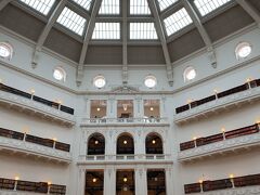 さて、お出かけする。
メルボルンで一番行きたかったところへ。
ビクトリア州立図書館
