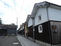 おじさんの自宅から町の通りへ。
田舎なので町内にひとつもコンビニはなく、通りにあるのは町役場と個人商店のみ。
子供の頃にはなかった古民家を改築した駄菓子屋があったので購入してその後、通りから入ると若桜宿内へ。
お寺もあったりとこのあたりは来た記憶があまりない…