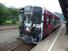 街を巡って再び若桜駅へ。
郡家行きの列車に乗車。
この時間帯の車両は、鳥取駅直通列車ではなく不便…
車両は、スズキのバイク「隼」ラッピング列車でした。
この車両は、京都鉄道博物館で展示されていたことも!?