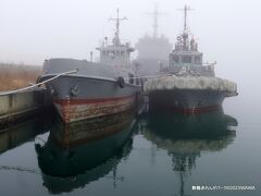 07:12　舞鶴赤れんがパーク　京都府舞鶴市北吸
広大な舞鶴赤れんがパーク駐車場の海側には海上自衛隊の艦船を眺めることが出来ました。
