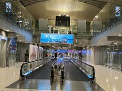 バンコクのスワンナプーム国際空港は朝５時の到着です。時差が２時間あるのでフライト時間はおよそ７時間です。頑張ってよく寝ました。