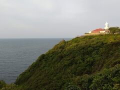 江島大橋を渡って水木しげるロードをゆっくり走って車中観光した後、境水道大橋を渡って、18時頃美保関灯台までやってきた。高校生の時に来て以来久しぶりだ。美保関灯台まで行く間に「関の五本松」跡もある。昔大きな松の木が五本あって目印になったそうで、それを殿さまが一本切ってしまったので、民謡になったというところだ。