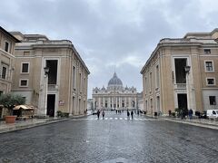 ローマ2日目。相変わらずの雨なのですが、妻が朝の準備をしている間に少し散歩！ホテルから5分ほど歩いてバチカン市国に向かいます。ここはサン・ピエトロ広場の手前の通り、奥にサン・ピエトロ大聖堂が見えます。お寺で言うところの表参道でしょうか。
