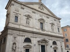 ジャコモ・デッラ・ポルタと言えばナヴォーナ広場から徒歩数分の場所にあるサン・ルイジ・デイ・フランチェージ教会。彼が設計し、16世紀後半に完成。フランス王聖ルイ9世に捧げられていることもあり、ローマ在住フランス人の国民教会になっているようです。
