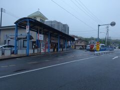 今日もお天気は雨模様

でも張り切って本渡バスセンターから出発です！車内で一日乗車券「わくわく1dayパス」を購入
2000円です
一番早い08:05発の富岡港行のバスで一時間ほど掛けて富岡港へ向かいます
