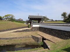 北の総門は、藩政時代に城下町から萩城三の丸に入るために設けられた「大手三つの門（北の総門・中の総門・平安古の総門）」のひとつです。