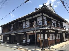 歩いている道中、左手にＪＲ畝傍駅があったのでぼちぼち八木駅西口への案内看板などがあると思って歩いていたが、どうやら行き過ぎたみたいで、『八木札ノ辻交流館』という建物に出くわした。