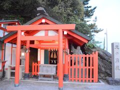 天の岩屋の石碑のあるこの赤い小さな祠は、日本神話の天照大御神が隠れて、世界が暗闇に包まれた岩戸隠れの伝説の舞台になった場所だと言われているそうです。
日本全国に天の岩屋、天岩戸と呼ばれている場所がいくつもありますが、ここもそのうちのひとつなんでしょうね。

