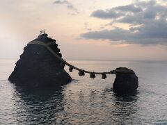 結局5時20分頃まで眺めていましたが太陽は顔を出しませんでした。
橋杭岩からも日の出は見れませんでしたが、ここでも空振りに終わってしまいました。