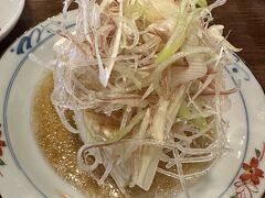 で、京橋で昼のみ。徳田酒店というお店に来ました。
豆腐サラダ頼んだら、冷奴みたいなのが来た。
