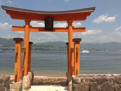 私達が先に来たのは、長浜神社。

こちらの鳥居も海に向かって建っています。