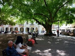 　町の中心部にあるコロンブス広場。旧市街のランドマークともいえる。地元の方々がベンチでくつろいでいます。穏やかでのんびりした光景です。