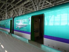 大宮から約３時間で新青森駅到着。
乗車してきた新幹線には北海道のロゴが描いてありました。
改めて新幹線が北海道までつながっていることを認識。