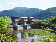 湖尻水門

芦ノ湖には長年通っているがこの水門が開いているのを見たのは1回のみ。

ちなみに、芦ノ湖は標高724mに位置し、周囲19km、面積6.9㎡、最深部は43.5mであるらしい。

周囲の山に降った雨が地中にしみ込み、湖底から湧き出しているそうな。
湖水が貯まりすぎると水門が開かれる。