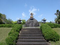 天草キリシタン館は城山公園にありまして、園内にはほかにも文化遺産があります

これは殉教戦千人塚

天草島原一揆の本渡の戦いでの戦没者を祀ったものです