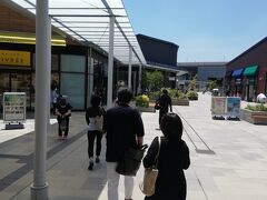 南町田グランベリーパークは駅に直結しています。