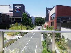 駅前の道路を渡ります。