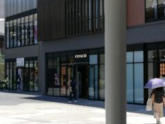 コーチの前を通り