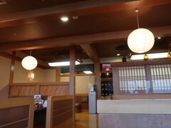 今夜の夕食は「丹後の味処　山海屋」へ。
天橋立のショッピングセンター、ミップルの５Fにあります。

ミップルは立地が良く、お土産やドリンク類などちょっとした日用品を補充するときに活躍しました。

なお、こちらのお店からも海の景色をながめることができました。

店内は居酒屋風の造りでゆったりとした座席がのびのびと利用できます。
食事でもお酒中心でもどちらでも気軽に楽しめる雰囲気です。