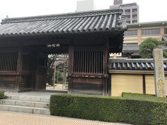 龍宮寺から道路をはさんで向いにある「東長寺」へ。
木造坐像としては日本最大級の大きさの大仏があることで有名だそうです。
大仏様は残念ながら撮影禁止。
大仏殿は2層になっていて、上の階には大仏があり、台座内に漆黒の闇の中を進んで行く「地獄・極楽めぐり」があります。それほど長い距離ではないのですが、出口の光が見えた時にはホッとします。
