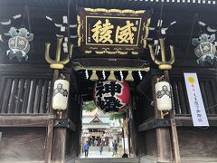 ホテルから歩いて15分くらいかけて「櫛田神社」へ。なかなか立派な楼門。