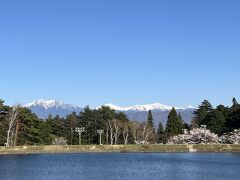 向こうには、南アルプスの山並みが連なります。