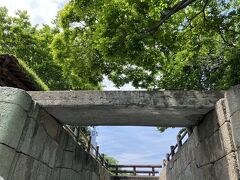 柳川城内に入る唯一の水門。狭い隙間で、先頭さんがわざと左右の壁に船をぶつけて怖がらせてきます。