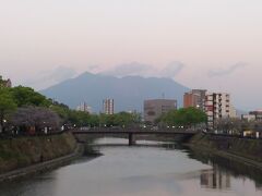 午前中は雨が降っていて、桜島を見ることができませんでしたが、夕方になったら、見えてきました。
う～ん、雄大ですね。