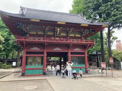 歩いて１５分分ほどで東京10社めぐり2社目の根津神社。
ツツジが有名だから、1ヶ月早く来たらよかった。
楼門、立派。根津神社は重要文化財の建物だらけ。