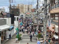 谷中銀座を通って、日暮里駅。
駅の近くのベンチでパンを食べて、帰路へ。