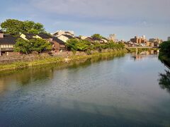 浅野川大橋を渡り、主計町茶屋街へ…