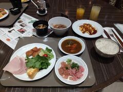 横浜ベイシェラトン ホテル＆タワーズの朝食会場オールデイブッフェ「コンパス」の1便目の料理を持ってきました。