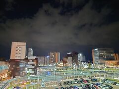 夕飯を食べに外出した際の金沢駅前の夜景です。