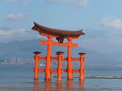 厳島神社
大鳥居を別角度から。
潮がかなり引いている。
鳥居まで歩いて近付く者もいた。