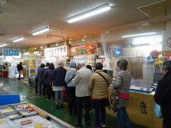 釧路和商市場の「本場の勝手丼」は、先ず大内商店で「ご飯券」を使って発泡スチロールのどんぶりにご飯をもらいます