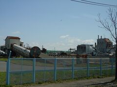大きな製紙工場（王子マテリア 釧路工場）の材料搬入設備の横を通りました