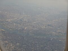 東京スカイツリーと荒川が見えてきました
南風用の都心上空を飛行する着陸ルートのようです。
