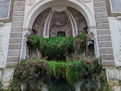 「雨の噴水」というらしい。
素敵ですね。