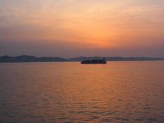 クルーズ３日目。
4月21日午前5時20分過ぎ。
飛鳥IIの船室バルコニーから眺める朝日。
