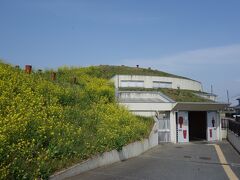 将軍山古墳展示館。古墳を利用した小さな博物館になっています。
稲荷山古墳と共にさきたま古墳公園内で発掘調査された数少ない古墳の一つです。