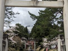 津軽国一宮にして津軽藩の総鎮守である岩木山神社に移動。鳥居から岩木山も見えます。