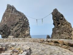 室戸エリアまで来ました。
鹿岡の夫婦岩。

海中から直立する2つの岩柱がしめ縄でしっかりと結ばれ､まるで夫婦が連れ添っているように見えることから名付けられています。