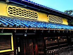本町通に面し、ひときわ大きな建物で、菱格子の出窓が特徴的で記憶に残る建物が旧松阪家住宅だ。建物は江戸時代後期の文政期間（1818年から1831年）に建設された。