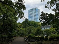緑深い芝公園を通ってザプリンスパークタワー東京へ