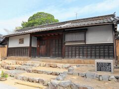 通りにある菅家は、侍医兼侍講職を務めた格式のある家柄。
