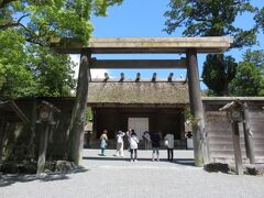 正宮　御祭神は豊受大御神（とようけのおおみかみ）
御正殿は高床式倉庫から発展した神明造で日本古来の建築様式だそうです