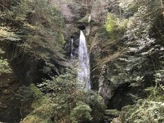 ハート形の洞窟から流れ落ちる長沢の滝